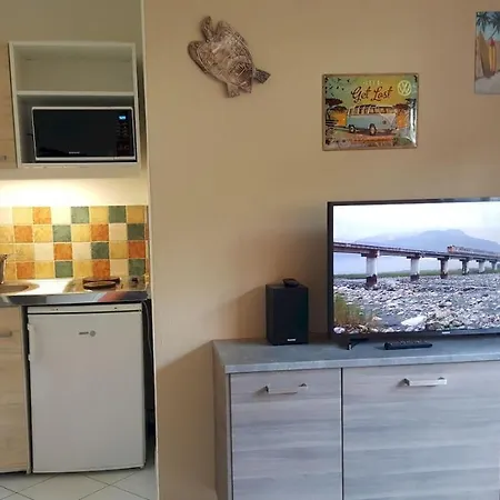 Proche Port Et Plages, Piscine הייר