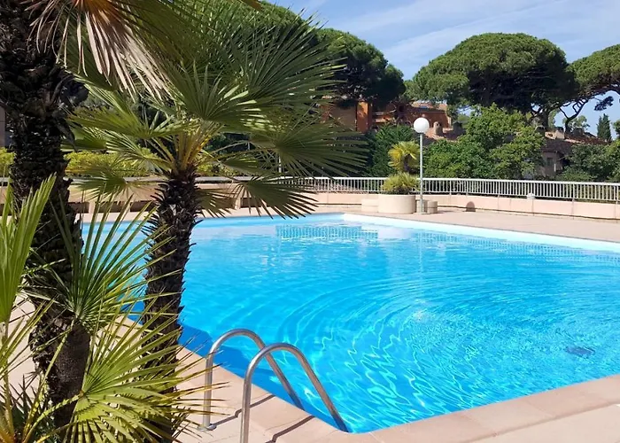 Proche Port Et Plages, Piscine *